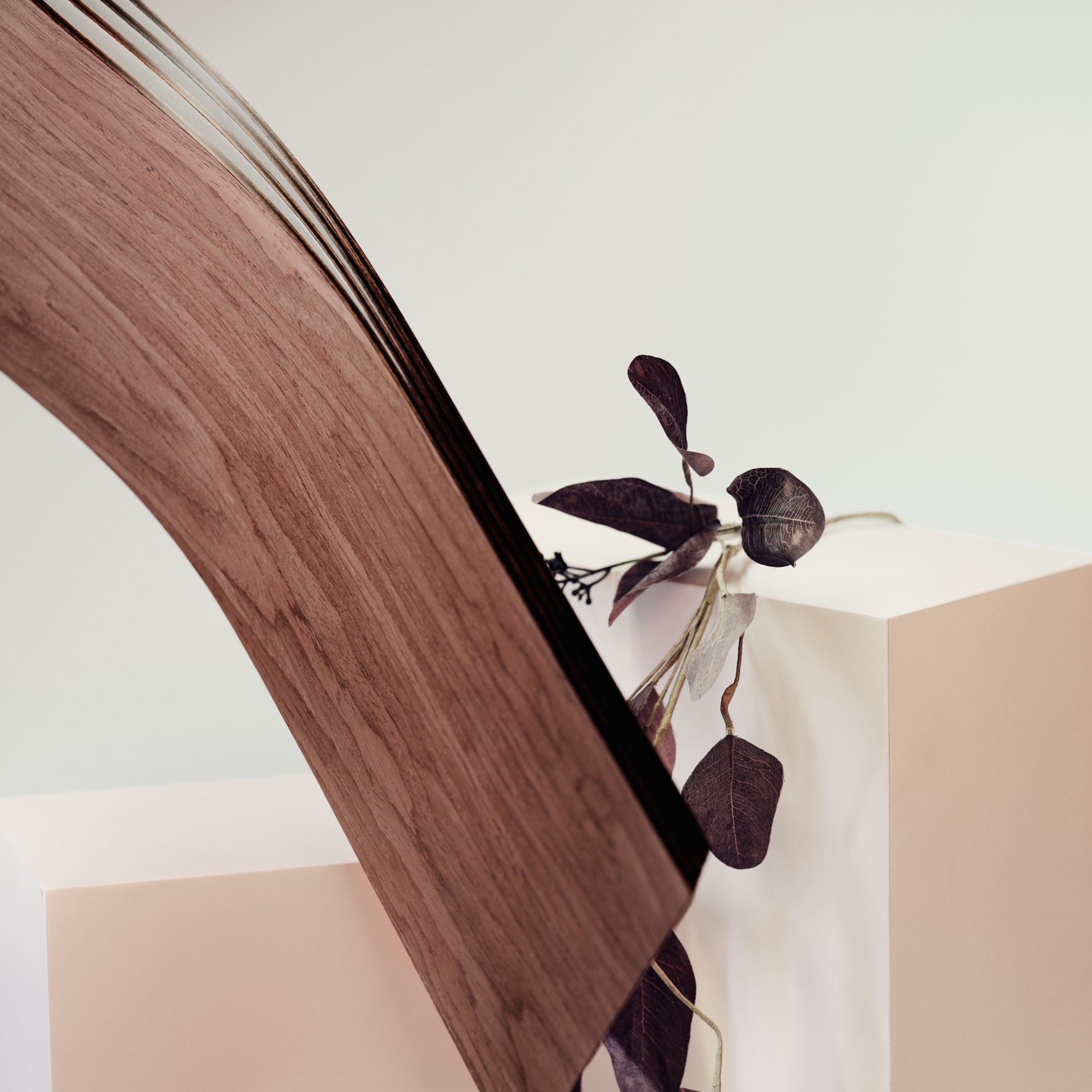Estante colgante flotante de pared de madera en forma de onda