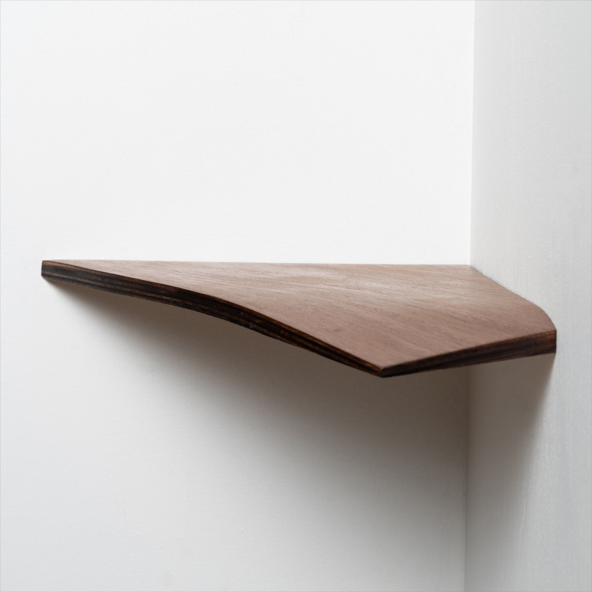 Wooden wall-mounted corner shelf with curved edge design