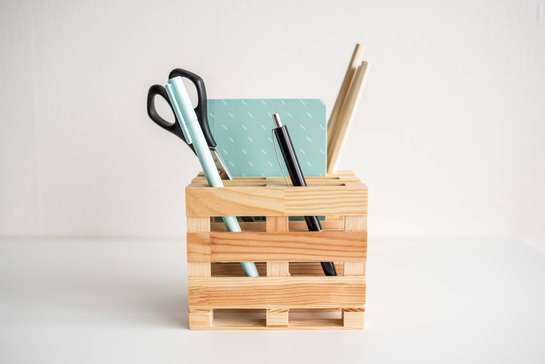 Wood miniature pallet desk organize - EWART WOODS