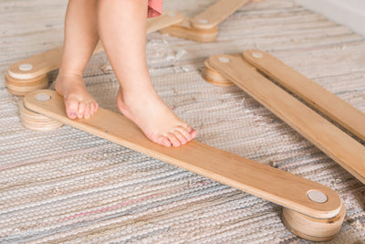 Les poutres d'équilibre en bois pour enfants - un excellent moyen de développement pour les enfants